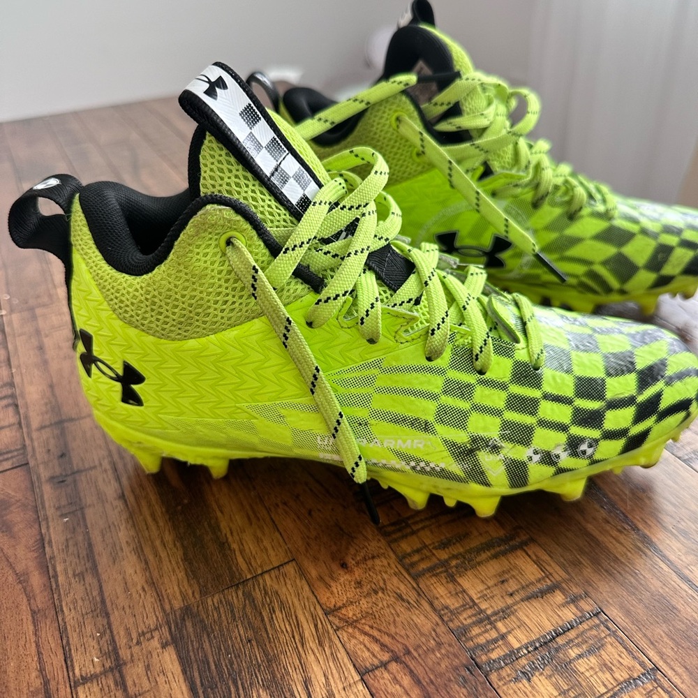 Youth football cleats